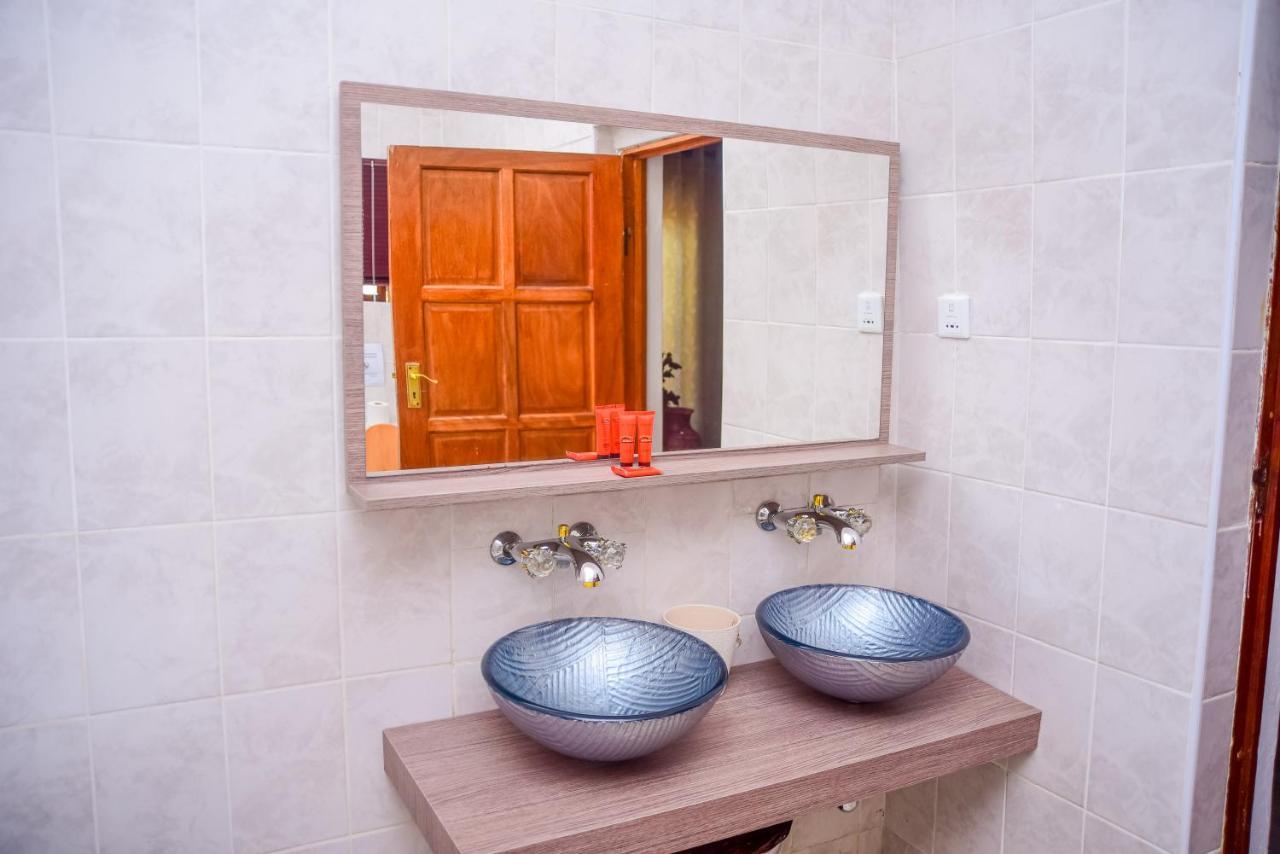 African Home Hotel ハボローネ エクステリア 写真