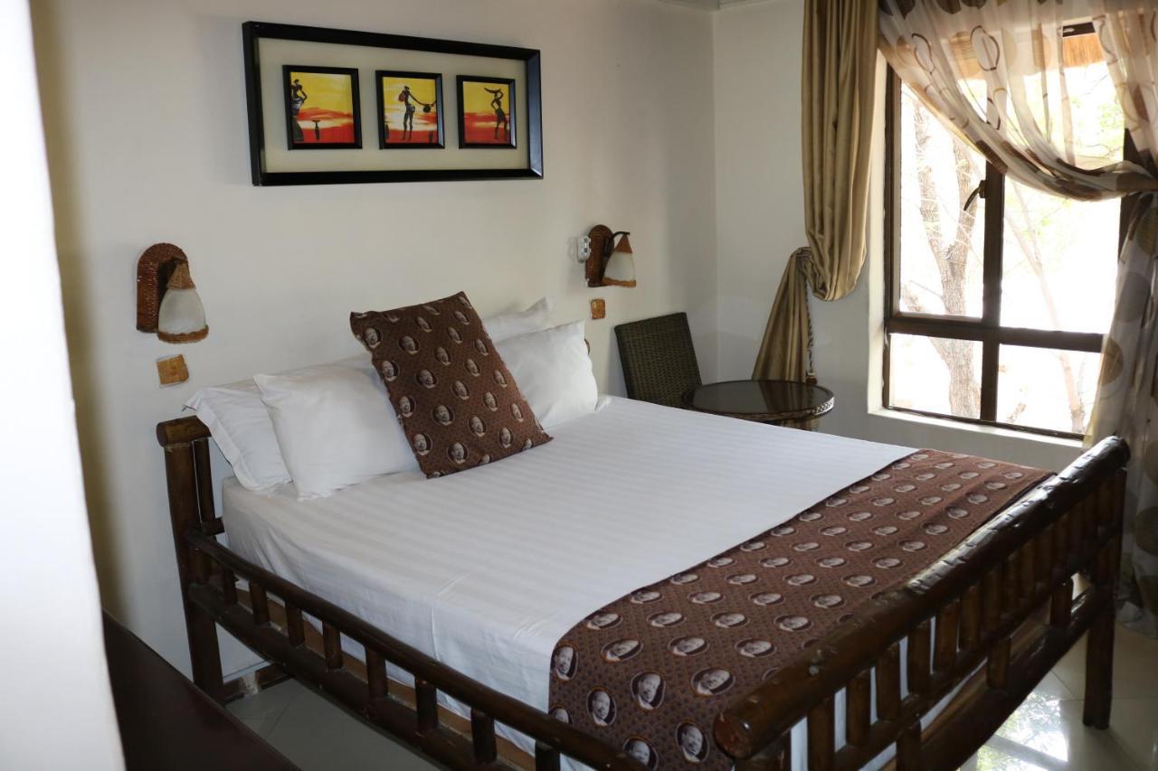 African Home Hotel ハボローネ エクステリア 写真